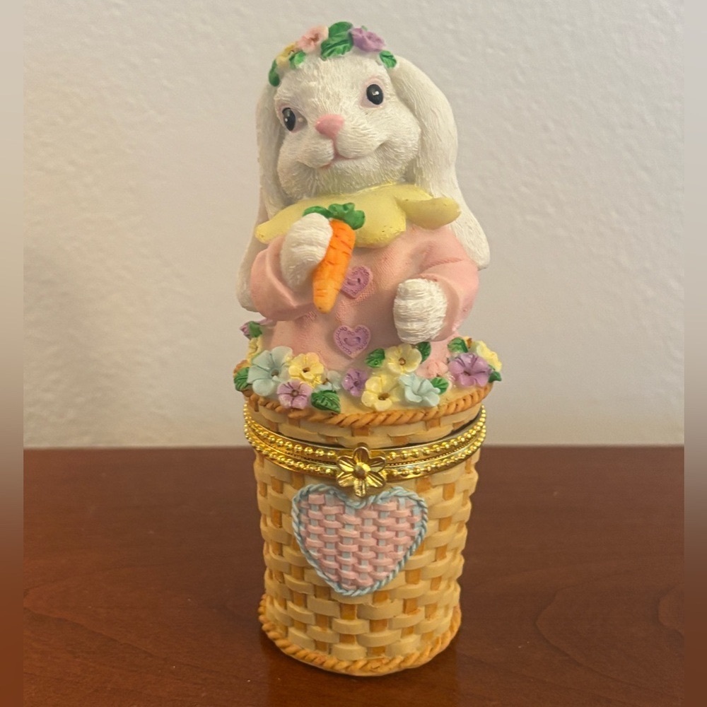 NIB Adorable Bunny Trinket Box